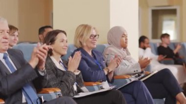 PAN 'ın, büyük konferans salonundaki iş veya siyasi konferansta konuşma yapan seyirciyi alkışlaması