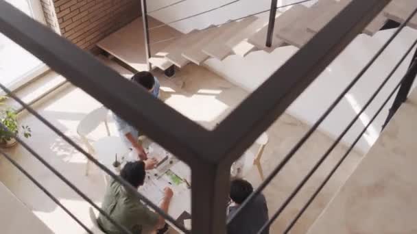 Aufnahme Von Oben Von Vier Asiatischen Architekten Die Team Arbeiten — Stockvideo