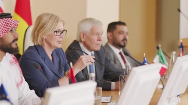 Panorámica Cintura Hacia Arriba Mujer Líder Política Rubia Mediana Edad — Vídeos de Stock