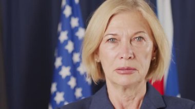 Kafkasyalı kadın siyasi liderin kameraya bakan yavaş yavaş çekilmiş portresi.