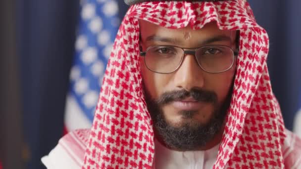 Slowmo Закрив Портрет Молодого Чоловічого Політичного Лідера Арабської Країни Одягнений — стокове відео