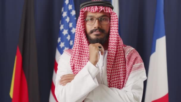 Medium Portrait Young Male Arab Politician Traditional Clothing Keffiyeh Posing — Stockvideo