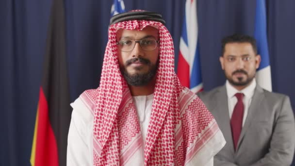 Střední Pomalý Portrét Dvou Arabských Středovýchodních Lídrů Pózujících Pro Kameru — Stock video