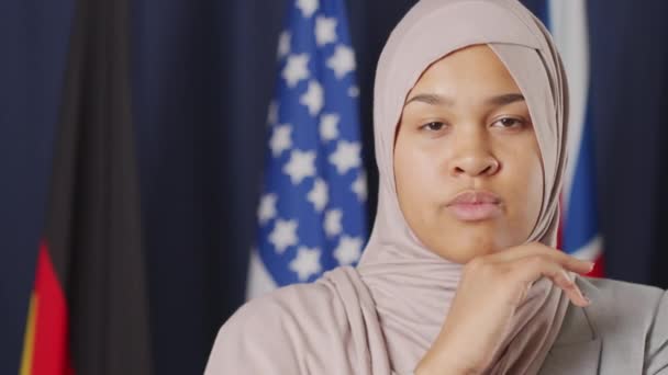 Пан Повільно Знімає Портрет Дбайливої Молодої Мусульманки Політика Хіджабі Дивлячись — стокове відео