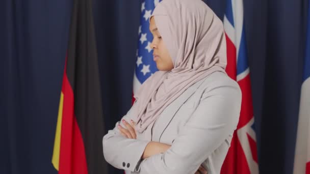 Naklonit Střední Zpomalení Portrét Mladé Muslimské Země Vůdce Hidžábu Otáčení — Stock video