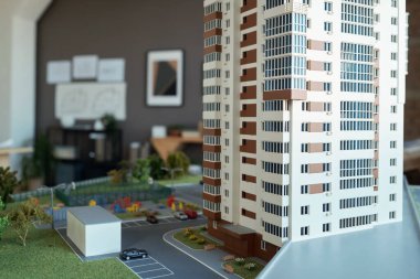 Mimarın işyerindeki bahçeli çok katlı evin yerleşimi