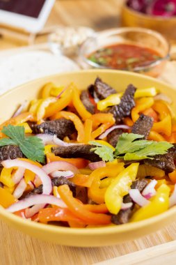 Ev yapımı Meksika yemekli kase.