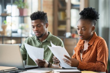 İki Afrikalı genç meslektaşım evrakları inceliyor.