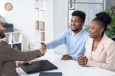 Kafkas erkek avukatın elini sıkan mutlu Afrikalı genç adam