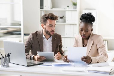 Tabletli çağdaş avukat müşteriye mali kağıtları açıklıyor