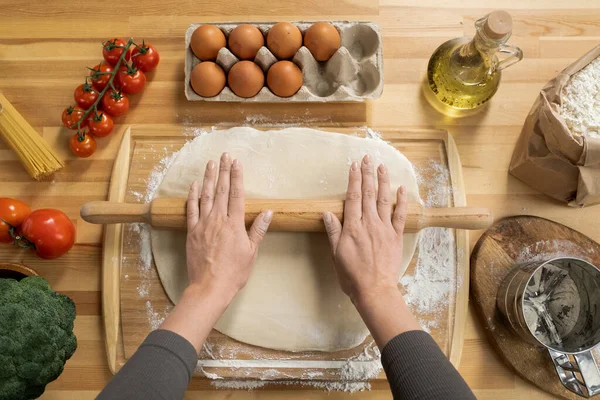 Flatlay of hands of female rolling dough for homemade pastry — 图库照片