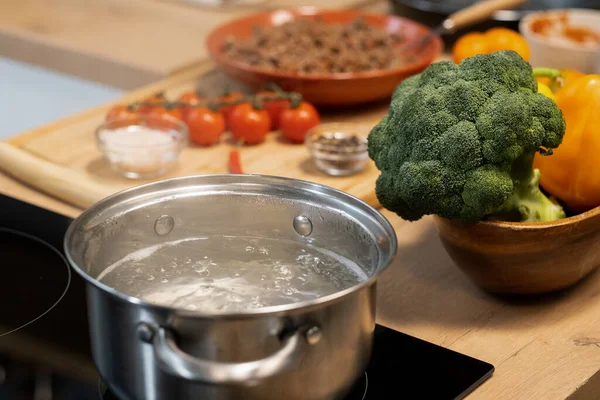 Metallic pan with boiling water and spaghetti — Foto de Stock