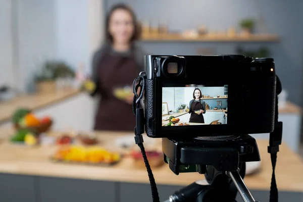 Videocamera con felice giovane donna sullo schermo — Foto Stock