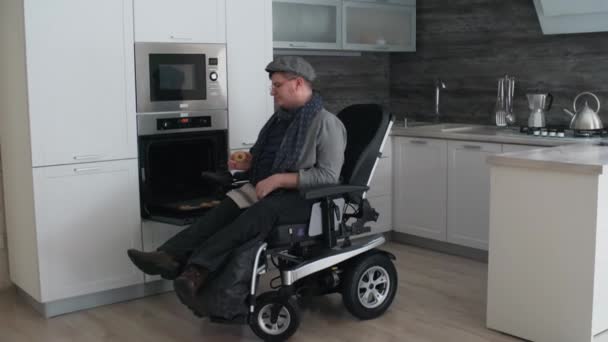 Longo Tiro Homem Caucasiano Cadeira Rodas Sua Cozinha Moderna Casa — Vídeo de Stock