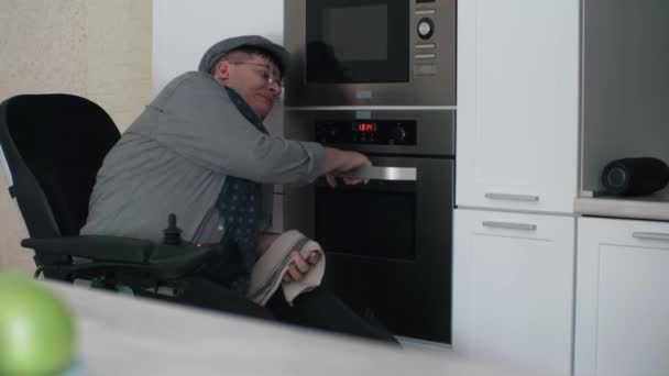 Locked Caucasian Man Wheelchair Wearing Eyeglasses Peaked Cap Opening Oven — 图库视频影像