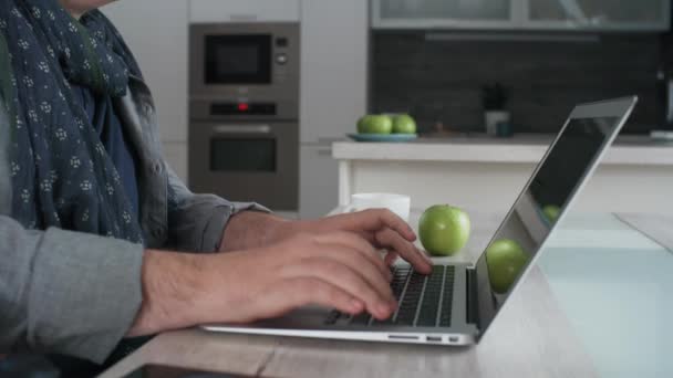 Tilting Caucasian Man Sitting Desk Green Apple Cup Smartphone Typing — Video Stock
