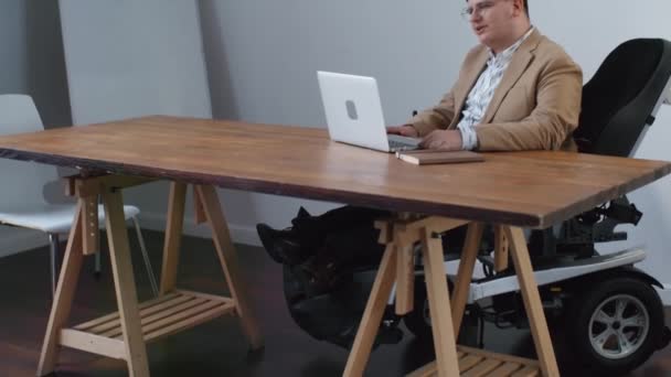 Tilting Long Caucasian Businessman Wheelchair Wearing Eyeglasses Formal Suit Sitting — Vídeo de Stock