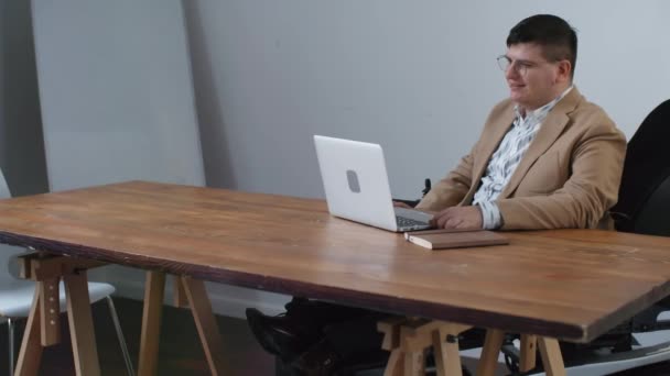 Full Shot Intelligent Caucasian Businessman Wheelchair Dressed Formally Sitting Desk — Stok Video