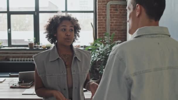 Dessus Épaule Homme Caucasien Écoutant Jeune Femme Noire Parler Debout — Video