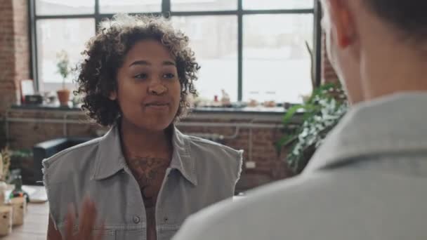 Kırpılmış Beyaz Bir Adamın Omuzları Üzerinde Genç Siyahi Bir Kadının — Stok video