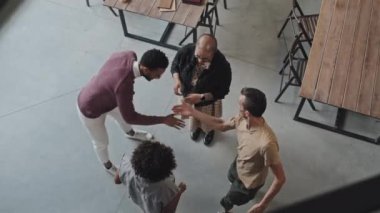 Dört farklı genç insanın gündüz vakti evlerinde ayakta durup, beşlik çakıp, sarılıp, mutlu ve heyecanlı bir şekilde çalışmalarını izliyoruz.