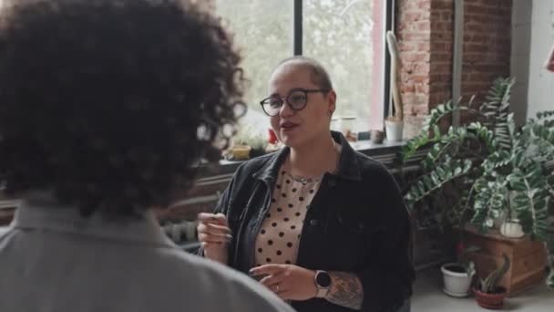 Media Spalla Donna Caucasica Dai Capelli Corti Che Indossa Occhiali — Video Stock