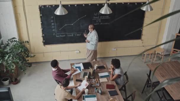 Hochwinkel Intelligenter Kurzhaariger Kaukasischer Finanzspezialistin Die Der Tafel Steht Graphik — Stockvideo