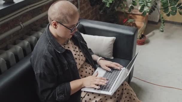 Høj Vinkel Korthåret Kaukasiske Kvinde Iført Briller Sidder Sofaen Moderne – Stock-video