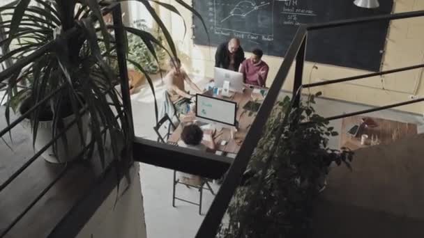 Hochwinkel Von Vier Multiethnischen Kollegen Die Computer Benutzen Tagsüber Tisch — Stockvideo