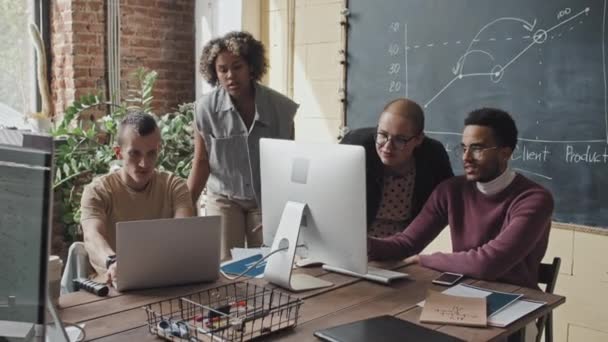 Média Tempo Quatro Trabalhadores Escritório Multiétnicos Que Utilizam Computadores Comunicando — Vídeo de Stock