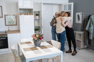 Arkadaşlarıyla evde buluşan bir kadın.