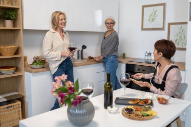 Arkadaşlar mutfakta birbirleriyle konuşuyorlar.