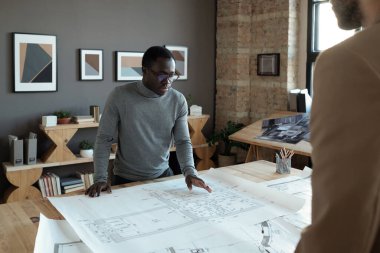 Tartışmalar sırasında çizime bakan kendinden emin genç Afrikalı mühendis