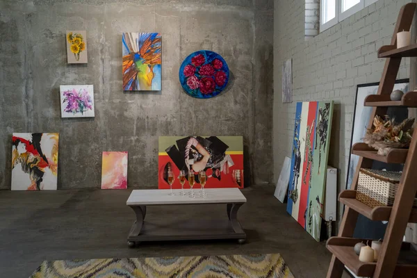 Gemäldesammlung moderner Künstler an den Wänden der Galerie — Stockfoto
