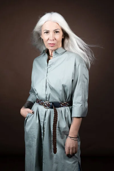 Starší žena v elegantních šatech — Stock fotografie