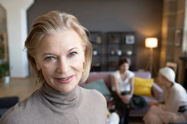 Vrouw ontmoeting met haar vrienden — Stockfoto