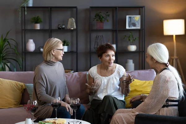 Friends meeting together at home — Stock Photo, Image