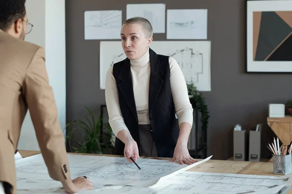 Confident mature female architect talking to male colleague — Stock Photo, Image