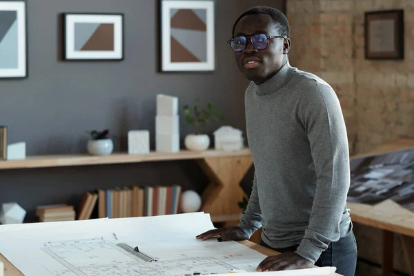 Jovem arquiteto contemporâneo em óculos e pulôver cinza — Fotografia de Stock