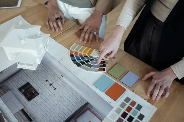 İş kadını eli renk paletini işaret ediyor — Stok fotoğraf