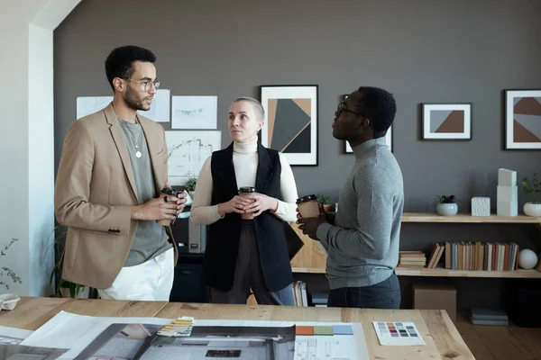 Tres diseñadores creativos tomando café en el descanso — Foto de Stock