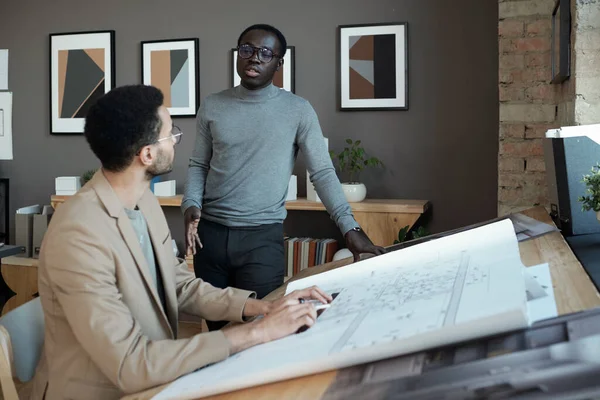 Confident African businessman consulting his biracial male colleague — Stock Photo, Image