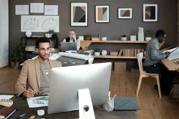 젊은 흑인 디자이너나 건축가가 컴퓨터 화면을 보고 있습니다. — 스톡 사진