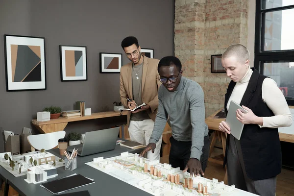 Joven empresario africano haciendo la presentación del nuevo proyecto a sus colegas — Foto de Stock