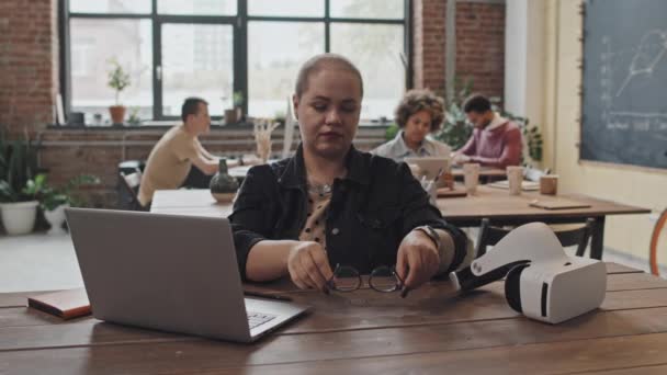 Dada Dari Wanita Kaukasia Berambut Pendek Duduk Meja Kantor Modern — Stok Video