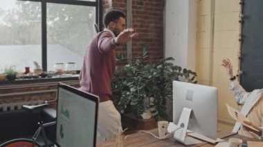 Bisikletli gülümseyen melez adamın ilerici şirketlerin ofisine girerken, sabahları masalarında oturan çeşitli meslektaşlarını selamlarken.