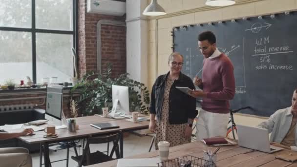 Seguimiento Hombre Joven Biracial Mujer Caucásica Pelo Corto Usando Tableta — Vídeo de stock