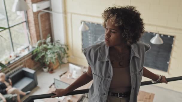 Cintura Para Arriba Alto Ángulo Joven Mujer Negra Pie Parte — Vídeos de Stock