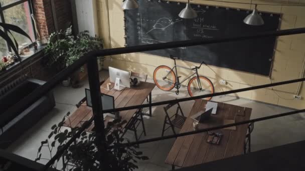Güneşli Yaz Gününde Masaları Bilgisayarları Kanepesi Yeşil Bitkileri Karatahtası Bisikleti — Stok video