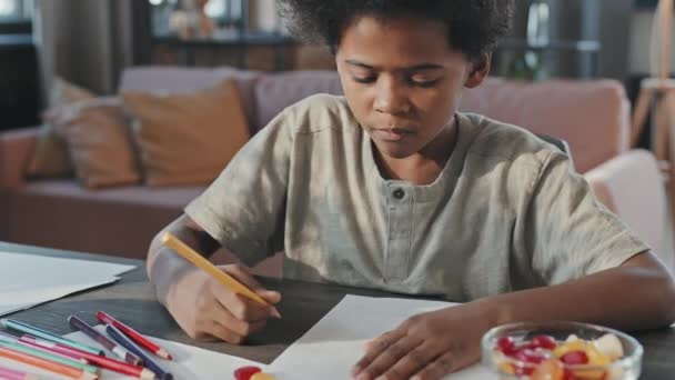 Tízéves Fekete Fiú Rajzolgat Otthon Édességet Eszik Napközben — Stock videók